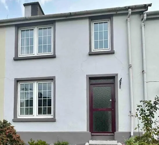 Beautiful House In Town 킬라니